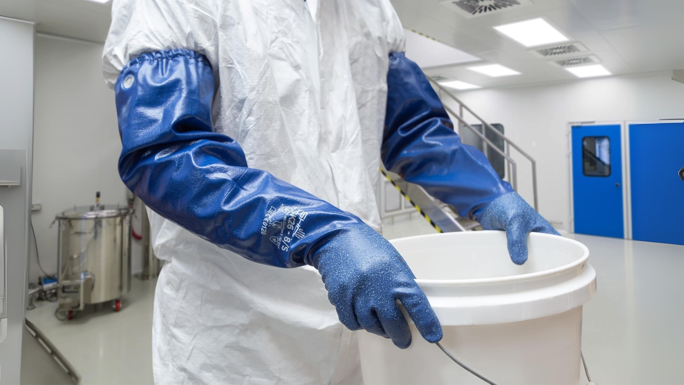 Guanti per la protezione chimica: cosa sapere per scegliere in sicurezza 