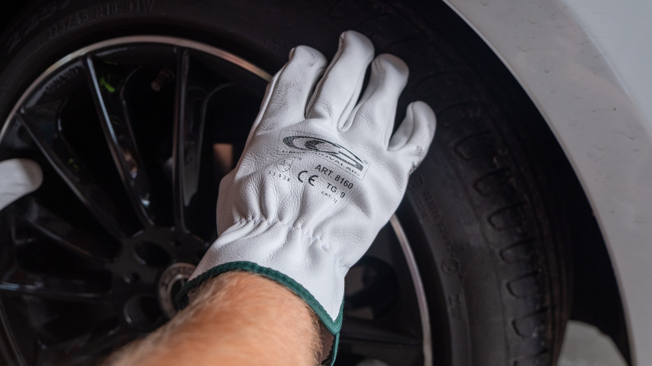 Guanti da lavoro: materiali, usi e normative da conoscere 